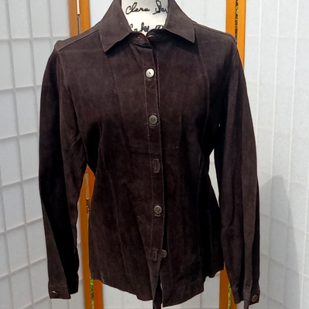 Dark brown swayed jacket.
